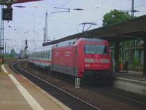 Vorne zieht die 101 106 und hinten schiebt die 101 103 ihren IC durch Worms.