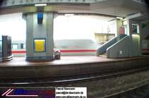 Auch eine Kamera  ist nur ein Mensch . Dieses Foto ist eine optische T�uschung, eigentlich war der Steuerwagen dieses ICE 2 schon l�ngst durch, als die Kamera trotzdem dieses Bild aufnahm.