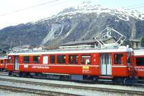 RhB - ABe 4/4 501 am 16.05.1994 in Samedan - Stammnetztriebwagen - �bernahme 07.12.1939 - SWS/MFO/BBC/RhB - 440 KW - Fahrzeugewicht 40,00t - 1./2.Klasse Sitzpltze 12/28 - L�P 18,00m - zul�ssige Geschwindigkeit 70 km/h - �3=17.02.1984 �2=23.12.1993 - Logo RhB in deutsch. Lebenslauf: ex BCe 4/4 501 - 1956 ABe 4/4 501 - 11/1999 historisches Fahrzeug. Hinweis: gescanntes Dia

