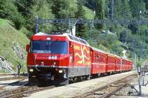 RhB Schnellzug 550 von St.Moritz nach Chur am 27.08.1998 in Filisur mit E-Lok Ge 4/4 III 648 - B 2433 - A 1225 - A 1227 - B 2392 - B 2374 - B 2435 - D 4218. Hinweis: gescanntes Dia
