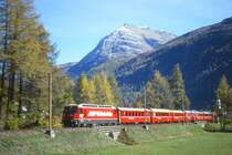 RhB Schnellzug 550 von St.Moritz nach Chur am 15.10.1999 im Val Bever zwischen Bever und Spinas mit E-Lok Ge 4/4 III 646 - B - A 1283 - A 1246 - B 2391 - B 2353 - B 2497 - D 4224. Hinweis: gescanntes Dia
