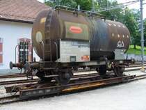 SBB Kesselwagen 23 85 737 3 571-5 aufgeschemmelt auf dem Ua 265 der Cj im Bahnhof von Tramelan am 01.08.2006
