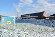 Bienvenue � Cornaux: Neben dem Willkommensschild steht ein ausrangierter, versprayter SBB EWI BDt NPZ, 50 85 82-33 979-4. Sieht nicht so einladend aus, aber der Wagen wird auch schon bald verschrottet, 06.12.2012.