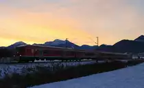 Sonnenaufgang am 7. Dezember 2012 mit einem Regionalzug zwischen Bernau und Prien am Chiemsee. Der Regionalzug ist auf dem Weg von Salzburg nach M�nchen.