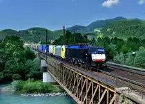 189 938 + 182 510 mit DGS 43101 von Wanne Eickel nach Verona Q. E. am 16.06.2012 bei der �berquerung der Salzach in Golling-Abtenau.