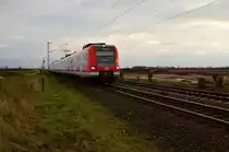 In der Abendd�mmerung des 2.12.2012 kommt eine S11 an den Haltepunkt Allerheiligen herangefahren.....der Zug wird vom 423 754-7 gef�hrt.