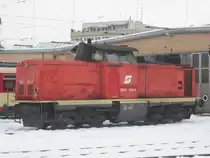 SLB V87 ex �BB 2048 018, ex DB 211 119, ex DB V 100 1119 (Quelle: www.v100.de) wurde ab 20.01.2005 an die SLB vermietet und trug in dieser Zeit noch die �BB-Farbgebung.
Die Aufnahme stammt vom 24.12.2005 vor der Remise in Salzburg-Itzling.
