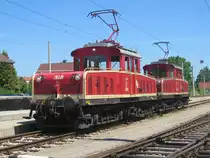SLB E61 und E63 (in Doppeltraktion �berwiegend im Kohlenzugverkehr bis B�rmoos eingesetzt) warten am 18.07.2006 im Bahnhof B�rmoos auf weitere Aufgaben.