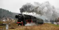 Im Jahre 2009 gab es noch die j�hrliche Adventssonderfahrt durch das M�glitztal hinauf nach Altenberg, leider nun (vorerst) nicht mehr. Hier die 52 8047-4 vom BW Nossen am 12.12.09 bei voller Fahrt im Bereich des �rtchens Schlottwitz. Leider hat auch diese sch�ne Dampflok erst einmal seit vorigem Jahr Zwangspause und wartet auf gr��ere Reparaturen. Hoffe das Foto gef�llt... 