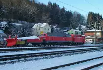 218 272 steht am 07.Dezember 2012 mit ihren beiden Schneepfl�gen abgestellt auf Gleis 6 in Kronach.
