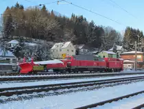 218 272-3 steht am 07. Dezember 2012 mit zwei Schneepfl�gen (Bauarten 850 und 855) auf Gleis 6 in Kronach.