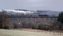 Am Samstag, dem 1. Dezember 2012 veranstalteten die Eisenbahnfreunde Betzdorf die sog.  Nikolausfahrten  zwischen Dillenburg und W�rgendorf. Zu diesem Zweck wurde der Leerzug als DLr 91893 von Siegen nach Dillenburg �berf�hrt.
Um genau 9:40 Uhr konnte ich den besagten Zug schlie�lich bei Minustemperaturen mit einer gro�en Dampfwolke auf dem Rudersdorfer Viadukt fotografieren.