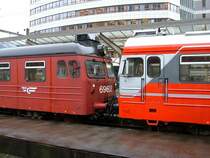 Alte Ausf�hrung 69 603 und neue Ausf�rung 69 681 als Doppel-Einheit am 21.06.2006 im verregneten Bahnhof Bergen.