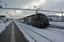 Re 460 019-3 an der Spitze des IR 2112 bei Einfahrt in Solothurn. Heute wurde ausnahmsweise eine Re 460 vor dem EWIV Pendel von Z�rich nach Biel �berf�hrt, am Schluss schiebt die Re 460 039-1, 08.12.2012.