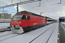 Re 460 039-1 am Schluss des IR 2112 in Solothurn, 08.12.2012.