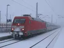Als 101 022 mit ihren IC Binz-Frankfurt/Main,am 06.Dezember 2012,Bergen/R�gen erreichte ging es mit dem Schneefall erst richtig los.