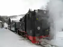 99 773 wartet am 04.01.2011 im Bahnhof Oberwiesenthal auf die Abfahrt nach Cranzahl.
