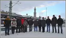 BB-Fotografentreffen Konstanz 08.12.2012. Wir hoffen noch auf besseres Licht, das sich im Hintergrund ank�ndigt.
Von links nach rechts: J�rgen Vos, Rebecca Schwarz (Tochter von Armin), Gregor K�rcher, Olli Geissinger, Andreas Geissinger, Hansj�rg Brutzer, Armin Schwarz, Werner Brutzer, Christine Wohlfahrt, Stefan Wohlfahrt, Heinz Stoll, Thomas Wendt und Silvan Wyss. Nicht im Bild, wie �blich der FotoGraf Herbert. (08.12.2012)
