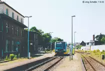 Ein zweiachsiger LVT/S der Burgenlandbahn in Karsdorf am 7.6.03. (Blick nach S�den)

