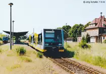 Zugkreuzung in Laucha am 7.6.03: Rechts f�hrt der Triebwagen aus Naumburg ein.