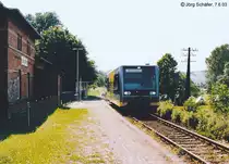 Ein zweiachsiger LVT/S der Burgenlandbahn h�lt am 7.6.03 auf dem Weg nach Naumburg in Balgst�dt.

