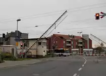 Bahn�bergang Rheindahlener Stra�e/Poststra�e, gerade schlie�t die Schranke, damit eine RE 4 in Richtung Aachen gefahrlos passieren kann. 23.11.2012