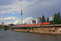 Die 182 009 am 04.08.2012 in Berlin an der Jannowitzbr�cke.