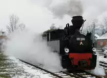 490 2004 mit dem Santa Klaus-Zug in Kismaros, an der Schmalspurbahn von Kir�lyr�t, am 08. 12. 2012. 