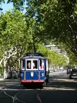 Tramvia Blau 10 in Barcelona, an der Linie 'Tramvia Blau' nach Burg Tididabo, am 01. 12. 2012. 
