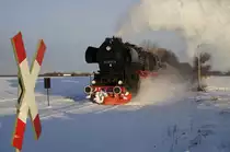 09.12.2012, 52 8131-6, der von Nossen kommende Sonderzug zum Weihnachtsmarkt nach Zwickau, hier auf der Zellwaldbahn zwischen Gro�voigtsberg und Gro�schirma