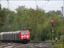 Mit einen Coilzug am Haken ist die 185 394-4 unterwegs nach Aachen. Sauwetter auch 
im Oktober, hier bei Eschweiler auf der KBS 480.