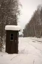 Ab und an findet man sie noch, die typischen  Wellblechbuden  der Signalfensprecher.
Angefertigt durch die Gebr. Achenbach GmbH  aus  Weidenau (Sieg)
09.12.2012 Neukirch (Lausitz) West gegen 12:20 Uhr aufgenommen. 