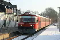 Midtjyske Jernbaner (: die Mittelj�tl�ndischen Eisenbahnen), Odderbanen am 7. Dezember 2012: Ein Triebzug bestehend aus einem Ym (Triebwagen), einem Yp ( Mittelwagen ) und einem Ym (Triebwagen) hat gerade den Bahnhof in Malling, einem St�dtchen zwischen Aarhus und Odder, erreicht.