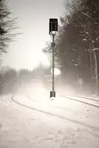 Blick vom �stlichen Gleisvorfeld auf den Bahnhof Neukirch (Lausitz) West.
Der hier 90 Stundenkilometer fahren d�rfende  RE nach Dresden , gebildet durch 2 Desirios (?) wirbelt sehr viel Pulverschnee auf, so da� das westliche KS Signal nur zu erahnen ist. 