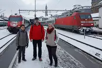 Das Empfangskomitee steht p�nktlich in Konstanz bereit und heisst mich willkommen. Die Delegation besteht aus Olli, flankiert von Andreas und Rebecca. Herzlichen Dank an Olli f�r die Organisation und fachkundige F�hrung am BB-Treffen. Im Hintergrund noch sichtbar: links IR nach Biel/Bienne, rechts IC nach Hamburg mit der ersehnten Hochleistungsmaschine 101 142-8. Bahnhof Konstanz, 08. Dez. 2012, 10:00