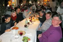 Nun gibt's in der warmen Stube was Leckeres zu essen. BB-Fotografen freut's. Und Armin ist auf diesem Bild zum Gl�ck mal nicht verdeckt, aber ich vermute seine Hungergef�hle seien doch deutlich sichtbar. Keine Bange, das Futter kommt sofort... ;-) Konstanz, 08. Dez. 2012, 13:55