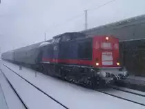 Am 09.12.12 fuhr ein Sonderzug von Nossen nach Zwickau/Sachs. Hier nach der Ankunft in Zwickau/Sachs. Zusehen die 202 264-8 der WFL, die 52 8131-6 wurde schon abgeh�ngt. Sie fuhr nach Glauchau zum drehen.