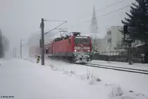 Es ist wieder so weit, bei sehr starken Schneetreiben und -5 Grad, rollt 143 122-0 in den Hp Chemnitz Gr�na ein. 09.12.2012