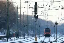482 002-3 von der SBB Cargo steht in Aachen-West mit einem Containerzug und wartet auf die Abfahrt nach Gallarate(I) bei sch�nem Winterwetter mit Schnee am 8.12.2012.