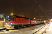 1144 098 mit einem REX nach W�rgl, aufgenommen am Abend des 8. Dezember 2012 im Hauptbahnhof von Salzburg.