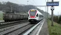 Erst seit einem halben Monat ist der brandneue RABe 523 045 auf den SBB Gleisen unterwegs. Am 06.12.12 durchf�hrt er als S1 nach Yverdon-les-Bains den Bahnhof Ependes.