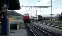 W�hrend der RBDe 560 229-7 den Bahnhof Ependes auf Gleis 3 ohne Halt durchf�hrt, ist die Am 841 002-9 schleichend an der Rampe von Gleis 1 unterwegs.