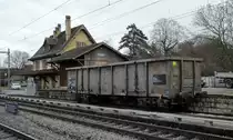 Am 06.12.12 wartet der leere Eaos 31 85 5320 913-7 auf die Abholung in Ependes. Der kleine Bahnhof an der Ost-West Achse weist ein ziemlich nostalgisches Bahnhosgeb�ude auf.