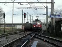 G�terzugkreuzung in Ependes am 06.12.12 zwischen einem Zuckerr�benzug und einem von der Re 4/4  11292 gezogenen Postzug.
