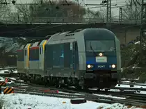 Am 09.12.2012 zieht PCW 7 (223 081-1) aus Richtung K�ln kommend zwei belgische Eurosprinter 1854 und 1852 durch das Gleisvorfeld von Aachen West.