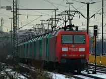 Mit den B�geln am Draht stehen am 09.12.2012 in Aachen West 145 067-5 und mehrere Cobras auf dem Abstellgleis.