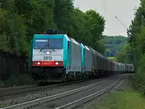 Cobra 186 205 (2813) rollt am 21.09.2012 mit 186 233 (2841) und einem Coilzug am Haken an der Westwallbunkeranlage am Reinartzkehl vorbei auf der Montzenroute die Rampe vom Gemmenicher Tunnel nach Aachen West runter.