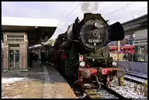 Am 8. Dezember 2012 veranstaltete die Fr�nkische Museums-Eisenbahn e.V. N�rnberg (FME) wieder ihre allseits beliebten Christkindles-Stadtrundfahrten rund um N�rnberg. Die Route f�hrte von N�rnberg Hbf nach N�rnberg-Ost, �ber den Rangierbahnhof und Ablaufberg nach F�rth Hbf und schlie�lich wieder in den N�rnberger Hauptbahnhof. Auf dem Bild wartet 52 8195-1 der FME am Zugschluss an Gleis 21 in N�rnberg Hbf auf die zweite Rundfahrt.