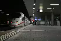 Der 403 056-5 hatte am 09.12.12 die Ehre, als ICE 604 (Basel Bad. Bf - Dortmund) das erste Mal als planm��iger ICE den neuen Katzenbergtunnel zu durchqueren. Die Fahrzeit von Haltingen nach Schliengen betr�gt nun ca. VIER Minuten.
Hier ist der Zug kurz nach der Bereitstellung im Badischen Bahnhof zu sehen.