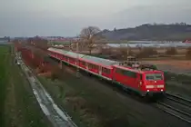 111 064 fuhr mit einer RB nach Neuenburg (Baden) ihrem letzten Zwischenhalt M�llheim (Baden) entgegen. Aufgenommen am 08.12.12 bei H�gelheim.